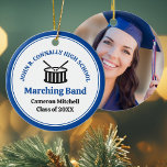 Ornamento De Cerâmica Banda de Marcha Azul Segundo grau Natal Personaliz<br><div class="desc">Este moderno Enfeites de natal de banda de marchagem azul personalizado apresenta o nome do estudante e da banda sob os tambores. Personalize os membros de bandas de concerto,  som eólico ou sintonia,  ou o seu diretor,  para obter um presente de manutenção da graduação do excelente.</div>