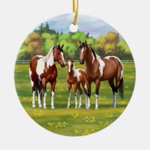 Ornamento De Cerâmica Bay Pinto Paint Quarter Horses Na Pastagem De Verã