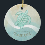Ornamento De Cerâmica Beach House NMaritime Turtle Aqua Blue ID623<br><div class="desc">Este produto nas cores suaves do mar e da areia permite que você adicione facilmente seu próprio nome e texto usando o modelo fornecido. A simples imagem da tartaruga sobre um fundo angustiado, de aquarela é destacada por um sotaque de onda em aqua e branco. Se você não tem a...</div>
