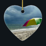 Ornamento De Cerâmica Beach Umbrella Heart<br><div class="desc">Ornamento Cerâmico do Coração dos Guarda-chuvas de Praia</div>