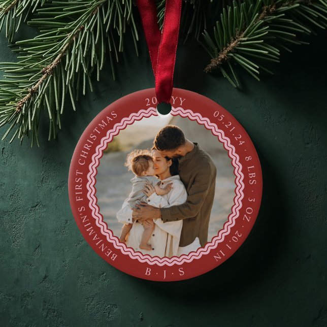 Ornamento De Cerâmica Bebê Primeiro Natal Wavy Modern Mínimo 2 Foto (Baby First Christmas Wavy Modern Minimal 2 Photo Red Ceramic Ornament)