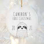 Ornamento De Cerâmica Bebês de Lã Bonita Primeiro Natal Preto Branco<br><div class="desc">Comemorar o primeiro Natal do bebê com este adorável ornamento de manutenção,  com um simples desenho preto e branco moderno de uma preguiça. Personalize-o com o nome do bebê e o ano em letra desenhada à mão.</div>