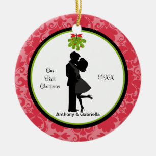 Ornamento De Cerâmica Beijando o primeiro Natal do casal Ornament junto
