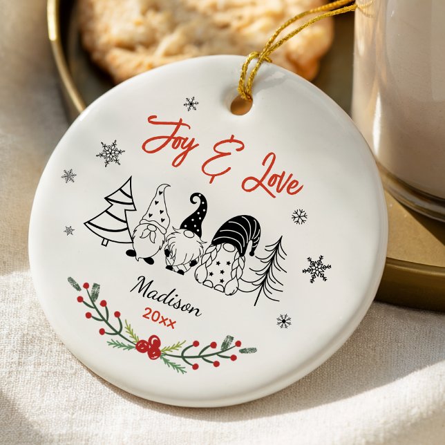 Ornamento De Cerâmica Beijo bonito primeiro Natal, árvores brancas-negra (Criador carregado)