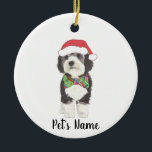 Ornamento De Cerâmica Bernedoodle Santa Hat e Bowtie personalizados<br><div class="desc">Estou apaixonado por esta ilustração de aquarela muito detalhada de uma cinza, preto e branco, berneodle ou sheepadoodle em um ornamento com uma doce gravata vermelha e verde de arco e santa hat combo! Personalize estes ornamentos e faça uma lista agradável este ano! Para os presentes perfeitos, junte-os a um...</div>