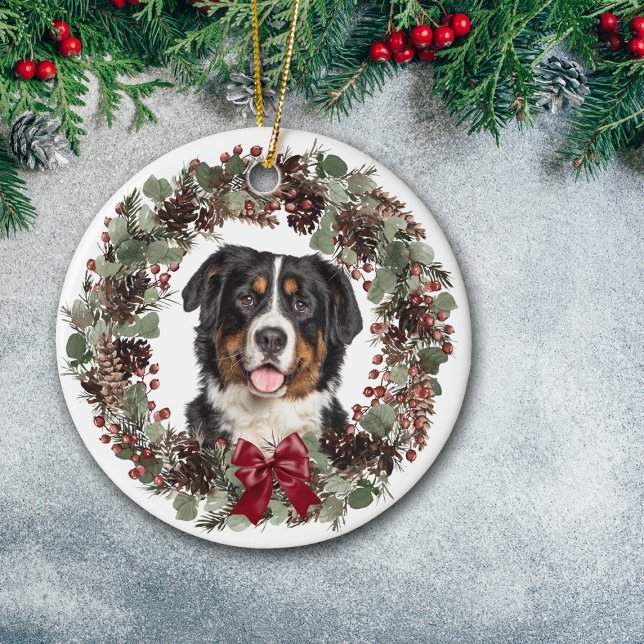 Ornamento De Cerâmica Bernese Mountain Dog Pinecone Wreath Personalizado (Criador carregado)