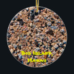 Ornamento De Cerâmica Big Island Beach & Sand<br><div class="desc">Um presente único ou guardiã para o viajante havaiano. Black Lava Rock na praia e perto de detalhes da incrível areia neste ornamento lateral. O nome e a data do ano são personalizáveis.</div>