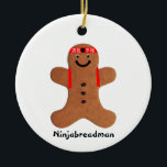 Ornamento De Cerâmica Biscoito de Ninjabreadman (biscoito)<br><div class="desc">Uma reviravolta peculiar num biscoito gingerbreadman (biscoito),  o ninjabreadman ostenta uma banda de cabeceira Shinobi.

Se vocês estão se perguntando o que é o texto japonês,  ele diz "Paz" e "Conteúdo".</div>