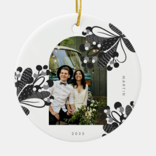 Ornamento De Cerâmica Black and White Mistletoe Couples Christmas