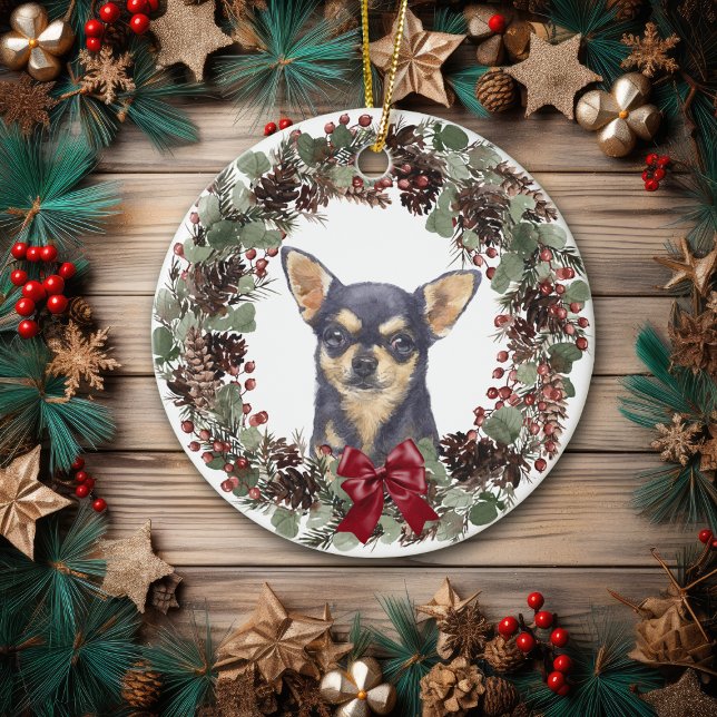 Ornamento De Cerâmica Black Chihuahua Dog Pinecone Wreath Personalizado (Criador carregado)