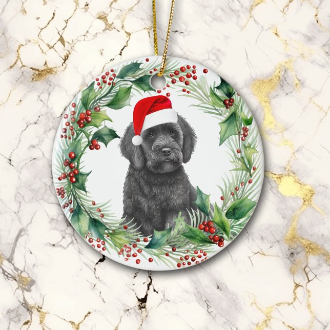 Ornamento De Cerâmica Black Labradoodle Puppy Holly Wreath Natal (Criador carregado)