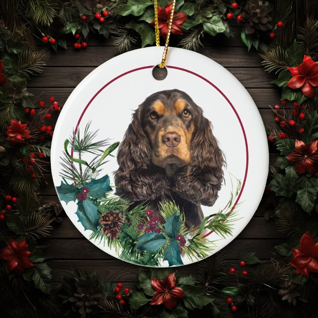 Ornamento De Cerâmica Black Tan Cocker Spaniel Evergreen Berry Wreath (Criador carregado)