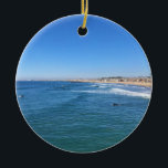 Ornamento De Cerâmica Blackies, Newport Beach, Califórnia<br><div class="desc">Vista do famoso ponto de surf local "Blackies" no píer em Newport Beach, Califórnia. Em 1953, William "Blackie" Blackstock abriu o bar de mergulho, Blackies perto do Mar. Desde então, os moradores têm chamado essa praia de "Blackies", e é um lugar de surf popular para grandes barqueiros e iniciantes. Foto:...</div>