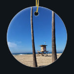 Ornamento De Cerâmica Blackies, Newport Beach, Califórnia<br><div class="desc">Vista do famoso ponto de surf local "Blackies" do estacionamento em Newport Beach, Califórnia. A Torre salva-vidas 22 entre duas palmeiras. Em 1953, William "Blackie" Blackstock abriu o bar de mergulho, Blackies perto do Mar. Desde então, os moradores têm chamado essa praia de "Blackies", e é um lugar de surf...</div>