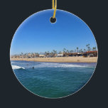 Ornamento De Cerâmica Blackies, Newport Beach, Califórnia<br><div class="desc">Vista do famoso ponto de surf local "Blackies" no píer em Newport Beach, Califórnia. Em 1953, William "Blackie" Blackstock abriu o bar de mergulho, Blackies perto do Mar. Desde então, os moradores têm chamado essa praia de "Blackies", e é um lugar de surf popular para grandes barqueiros e iniciantes. Foto:...</div>