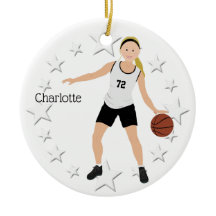 Blona de basquete em preto e branco