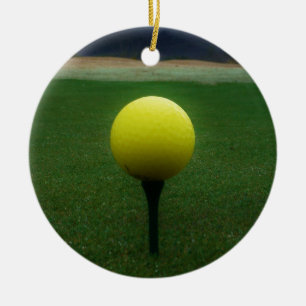 Ornamento De Cerâmica Bola de Golfe Amarelo no campo de golfe da montanh