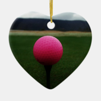 Ornamento De Cerâmica Bola de Golfe Rosa em campo de golfe na montanha