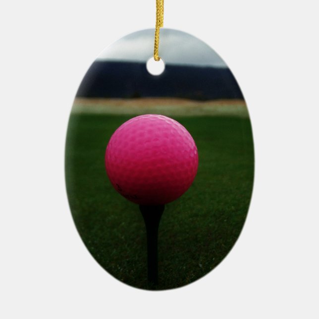Ornamento De Cerâmica Bola de Golfe Rosa em campo de golfe na montanha (Frente)