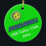 Ornamento De Cerâmica Bola Starburst da salmoura<br><div class="desc">O design do starburst do vintage do divertimento molda uma salmoura do pickleball. O texto lê o pickleball.</div>