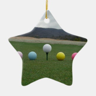 Ornamento De Cerâmica Bolas de Golfe de cor brilhante em uma montanha