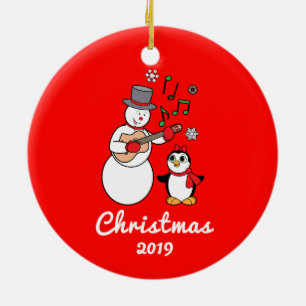 Ornamento De Cerâmica Boneco de neve com o ano da guitarra e do pinguim