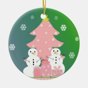 Ornamento De Cerâmica Bonecos de neve ao lado de uma árvore de Natal ros