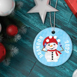 Ornamento De Cerâmica Bonito boneco de neve malabarizando bolas de neve<br><div class="desc">Este padrão de ilustração bonito e lúgubre é perfeito para a época de Natal. Apresenta neve desenhada à mão e pintada a aquarela em diferentes cenários. O da frente é um boneco de neve malabarizando bolas de neve. O padrão no verso inclui uma bola de neve malabarista, uma enrolada em...</div>
