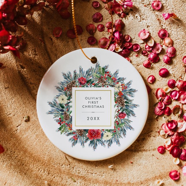 Ornamento De Cerâmica Bonito Feriado | Primeiro Natal do Bebê (This pretty Christmas ornament features a classic holiday wreath for your baby's first Christmas)