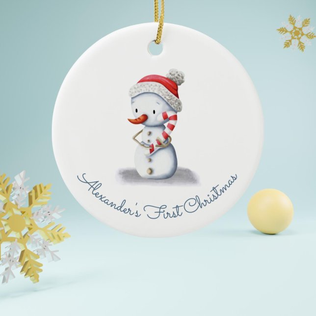 Ornamento De Cerâmica Bonito Neve de Primeiro Natal (Snowman with Candy Cane and Hat Baby First Christmas Ornament by Kinda Cute by Patricia Alvarez)