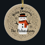Ornamento De Cerâmica Bonito Snowman de inverno<br><div class="desc">Um bonitinho bonitinho bonitinho de Natal com as palavras Feliz Natal decora este ornamento. Personalize-o com o seu nome de família. Um sotaque divertido para o Natal. Projetado para você pelo Blackberry Boulevard.</div>