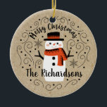 Ornamento De Cerâmica Bonito Snowman de inverno<br><div class="desc">Um bonitinho bonitinho bonitinho de Natal com as palavras Feliz Natal decora este ornamento. Personalize-o com o seu nome de família. Um sotaque divertido para o Natal. Projetado para você pelo Blackberry Boulevard.</div>
