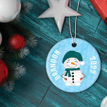 Ornamento De Cerâmica Bonito Snowman Scarf Hat Christmas<br><div class="desc">Este padrão de ilustração bonito e lúgubre é perfeito para a época de Natal. Apresenta neve desenhada à mão e pintada a aquarela em diferentes cenários. O que está na frente é um boneco de neve solto em sua engrenagem quente de inverno. O padrão no verso inclui uma bola de...</div>