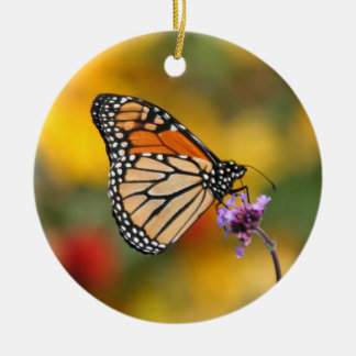 Ornamento De Cerâmica Borboleta Monarca em Busca de pólen