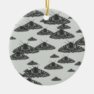 Ornamento De Cerâmica Borboletas da mariposa Yaei em fundo branco