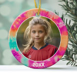 Ornamento De Cerâmica Borda de Tie Dye com Foto e Ano - Tinta rosa<br><div class="desc">Adicione uma foto a esta decoração de feriado - perfeita para as crianças. Uma engraçada e colorida borda de sotaque de tingimento de gravata faz um ornamento memorável para sua árvore. Uma fonte moderna mínima para o ano com um lugar para carregar uma foto quadrada.</div>