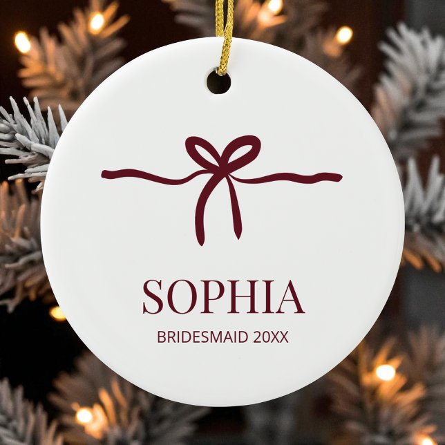 Ornamento De Cerâmica Borgonha Laço Acompanhante Damas Moderno Mínimo No (Burgundy Bow Bridesmaid Modern Minimal Name Year Ceramic Ornament)