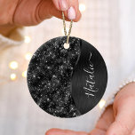 Ornamento De Cerâmica Brilho Preto Metálico Personalizado<br><div class="desc">Personalize facilmente este metal escovado preto e um ornamento padrão de brilho falso glamouroso com seu próprio nome personalizado.</div>