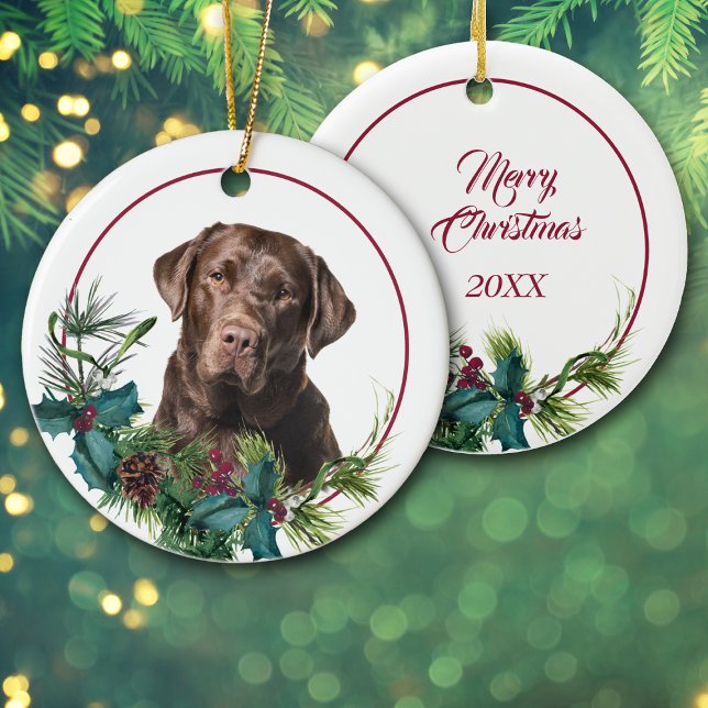 Ornamento De Cerâmica Brown Labrador Retriever Evergreen Berry Wreath (Criador carregado)