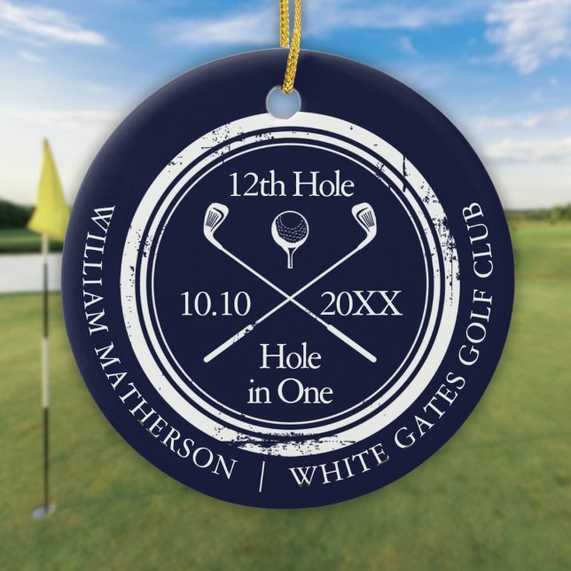 Ornamento De Cerâmica Buraco de Golfe em Um Marinho Azul Personalizado (Golf Hole in One Retro Navy Blue Personalized Ceramic Ornament)
