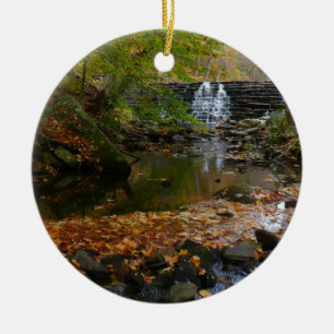 Ornamento De Cerâmica Cachoeira de Outono e Riacho na Natureza da Pensil