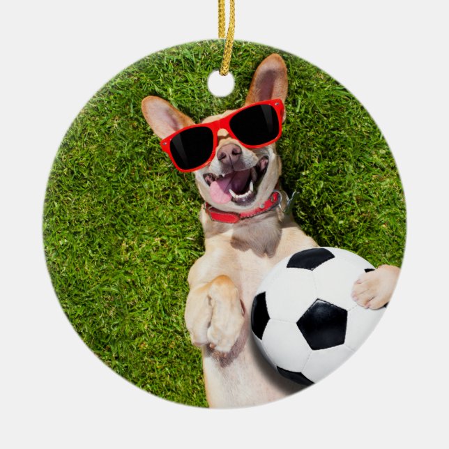 Ornamento De Cerâmica Cachorro com bola de futebol no Natal verde (Frente)