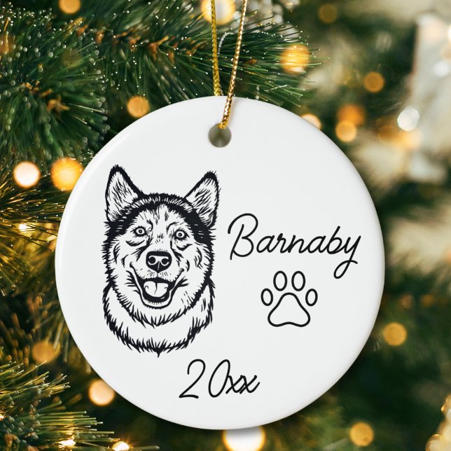 Ornamento De Cerâmica Cachorro Husky Siberiano Arte de Linha Personaliza (Siberian Husky Dog ornament with custom name and year and paw print. Black and White Line Art)