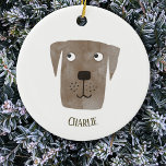Ornamento De Cerâmica Cachorro Labrador de Chocolate Bonito Personalizad<br><div class="desc">Traga um pouco de alegria para sua árvore com este design de chocolate personalizado Labrador Retriever, com arte original de Nic Squirrell. Apresentando uma pintura aquosa divertida de um cachorro fofo e amoroso, esta é uma maneira perfeita de mostrar seu amor pelo seu amigo peludo. Personalizado com o nome de...</div>
