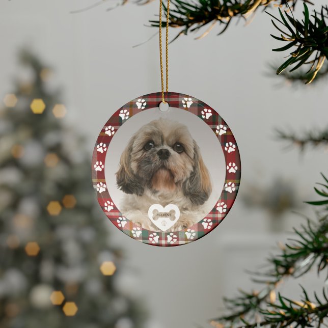 Ornamento De Cerâmica Cachorro Shih Tzu Xadrez Pet Foto Natal Feriado (Plaid Red Check Pet Paws Ceramic Ornament)