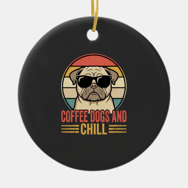 Ornamento De Cerâmica Cães de Café e Pug Retro Chill (Frente)
