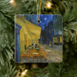 Ornamento De Cerâmica Cafe Terrace à Noite | Vincent van Gogh<br><div class="desc">Cafe Terrace na Night (1888), de Vincent van Gogh, é uma representação luminosa e icônica de um confortável café ao ar livre em Arles, França, sob um céu estrelado à noite. O brilho amarelo vibrante do café contrasta lindamente com o azul profundo da noite, criando um ambiente quente e convidativo....</div>