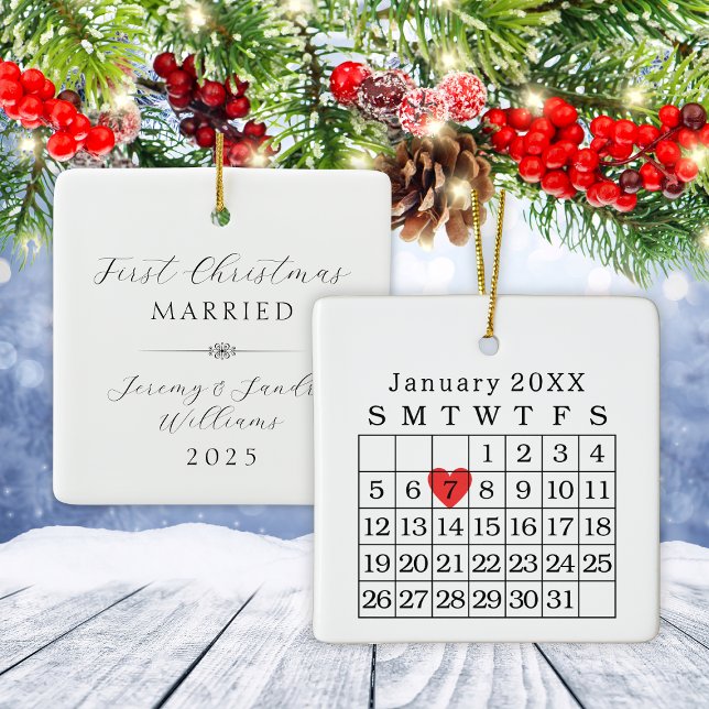 Ornamento De Cerâmica Calendário de Data de Casamento Personalizado Pres (Custom Wedding Date Calendar Christmas Ornament)