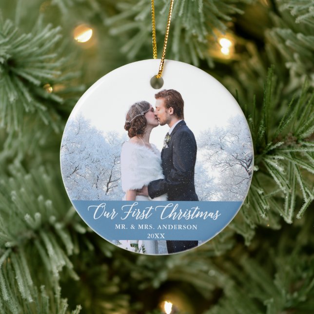 Ornamento De Cerâmica Caligrafia Elegante Nosso Primeiro Natal Azul Clar (Árvore)