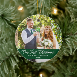 Ornamento De Cerâmica Caligrafia Elegante Nosso Primeiro Natal Verde